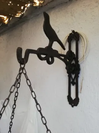 Fuente bebedero jardín pájaro metal