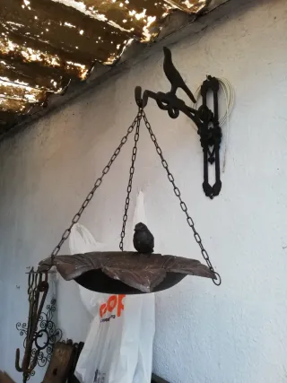 Fuente bebedero jardín pájaro metal