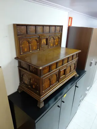 Banco arcón de madera tallada
