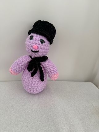 Peluche Muñeco Morado con Sombrero Negro