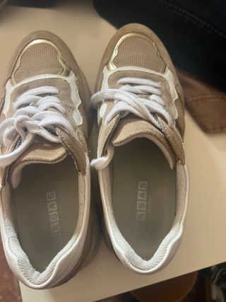 Zapatillas deportivas beige y oro