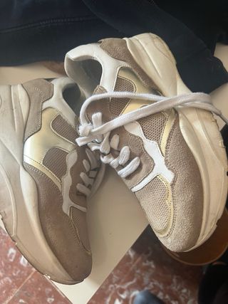 Zapatillas deportivas beige y oro