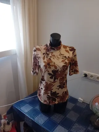 Blusa de manga corta con estampado floral