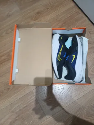 Zapatillas Nike Quest 5 Negras,azules y Amarillas