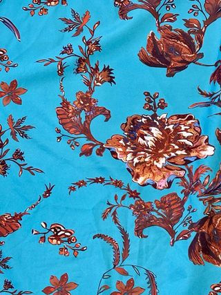 Blusa azul con flores marrones manga larga
