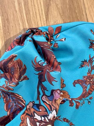 Blusa azul con flores marrones manga larga