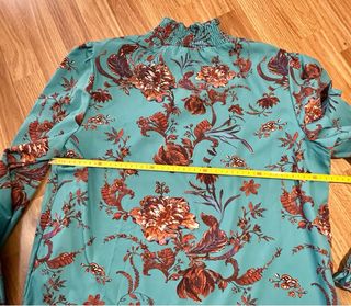 Blusa azul con flores marrones manga larga
