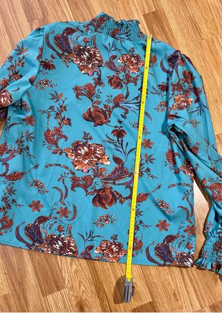 Blusa azul con flores marrones manga larga