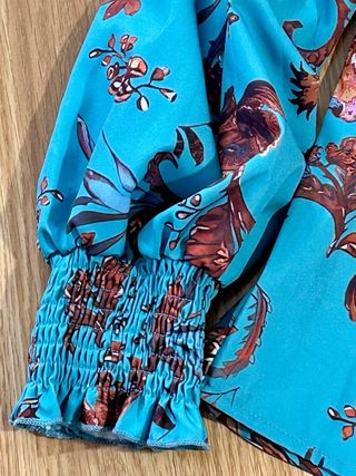 Blusa azul con flores marrones manga larga