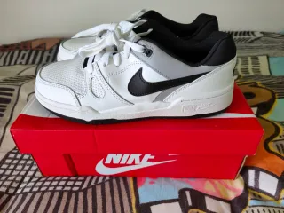 Zapatillas Nike Blancas y Negras