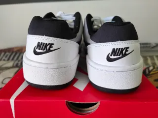 Zapatillas Nike Blancas y Negras