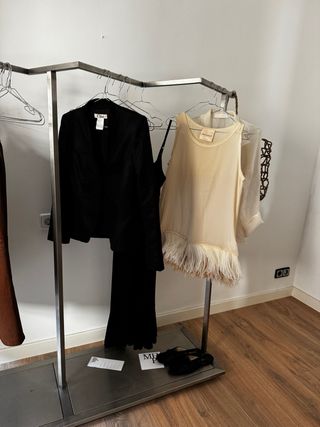 Perchero de metal gris