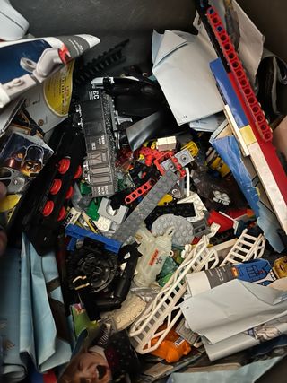 Cubo de piezas y manuales LEGO