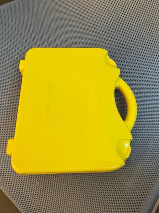 Cubo de piezas y manuales LEGO