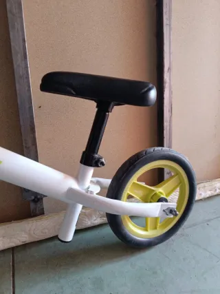 Bicicleta infantil Btwin blanca y amarilla