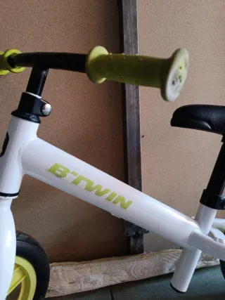 Bicicleta infantil Btwin blanca y amarilla