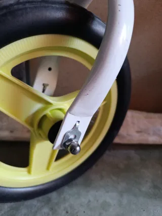 Bicicleta infantil Btwin blanca y amarilla