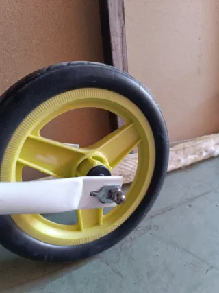 Bicicleta infantil Btwin blanca y amarilla