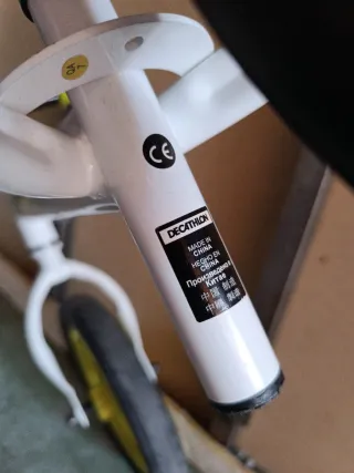 Bicicleta infantil Btwin blanca y amarilla