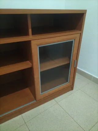Mueble de madera con puerta corredera