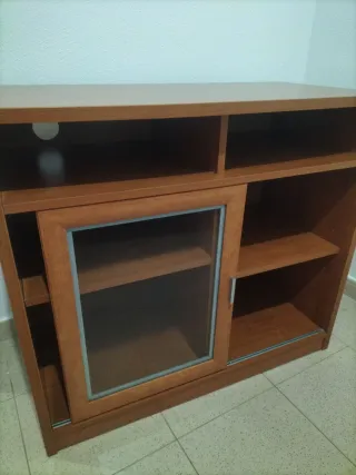Mueble de madera con puerta corredera