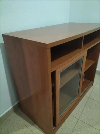 Mueble de madera con puerta corredera