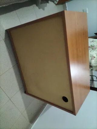 Mueble de madera con puerta corredera