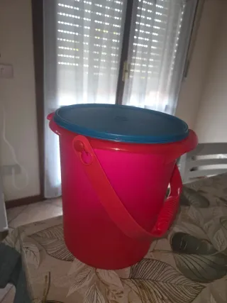 Secchio Tupperware rosso e blu 8, 5 litri