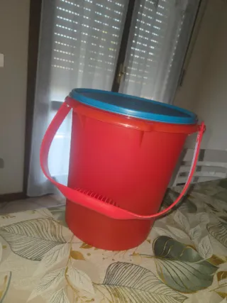 Secchio Tupperware rosso e blu 8, 5 litri