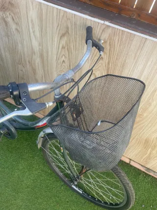 Bicicleta verde con guardabarros
