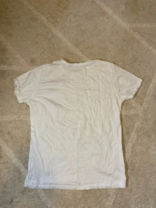 Camiseta blanca estilo retro