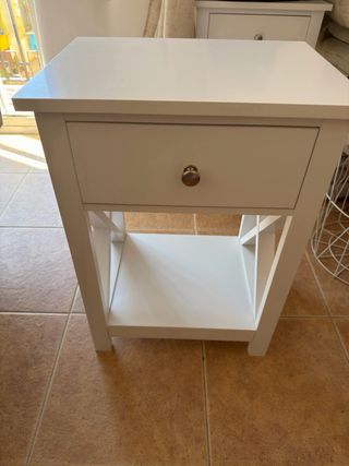 2 Mesilla de noche blanca de madera. 25€ cada una.