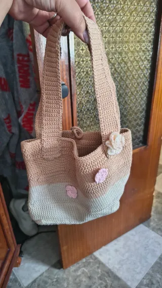 Bolso de ganchillo beige y rosa con flores