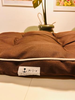 Cama para perro marrón acolchada