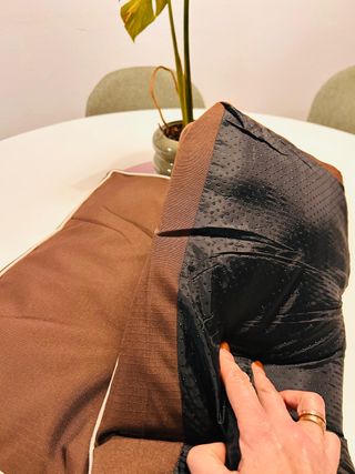 Cama para perro marrón acolchada