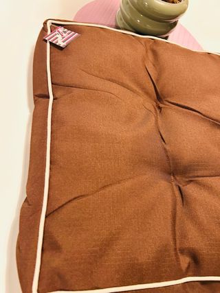 Cama para perro marrón acolchada