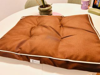 Cama para perro marrón acolchada