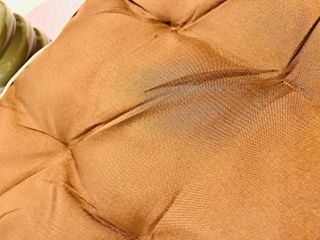 Cama para perro marrón acolchada