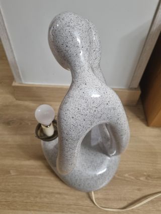 Lámpara cerámica figura humana gris