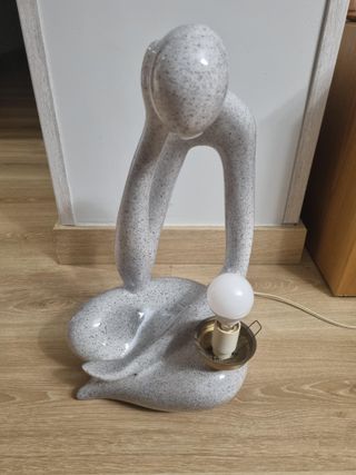 Lámpara cerámica figura humana gris