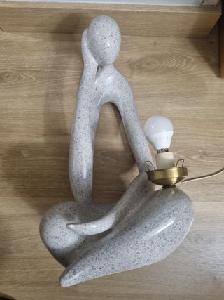 Lámpara cerámica figura humana gris