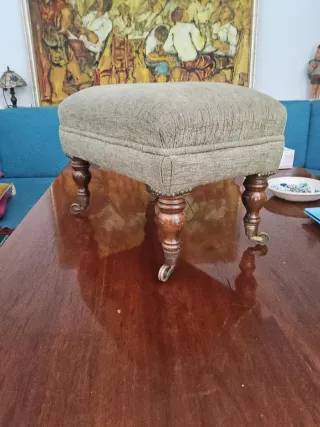Reposapiés taburete antiguo con ruedas