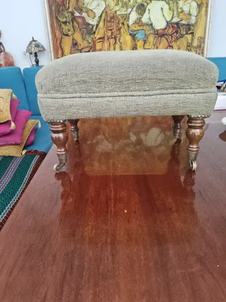 Reposapiés taburete antiguo con ruedas