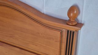 Cabecero y pie de cama de madera color miel