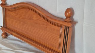 Cabecero y pie de cama de madera color miel