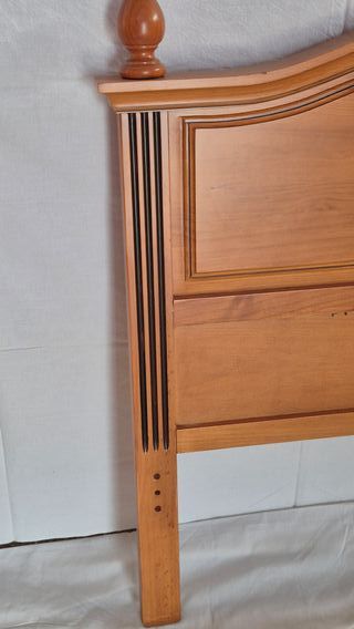 Cabecero y pie de cama de madera color miel