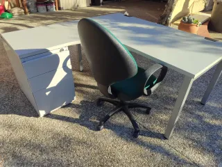 Mesa de oficina gris con silla verde