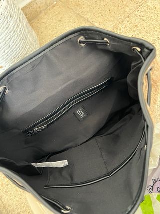 Mochila beige y negra de mimbre