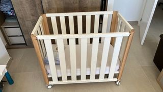 Mini cuna blanca y madera