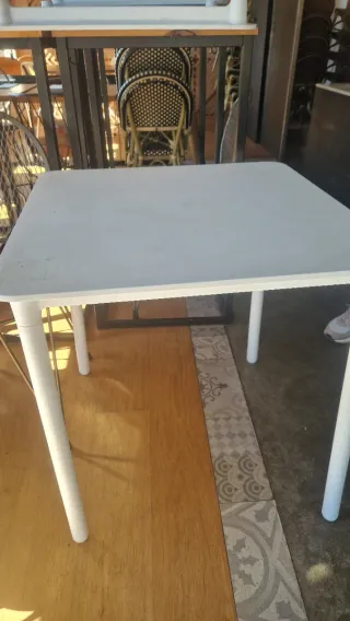 Mesa cuadrada blanca resina